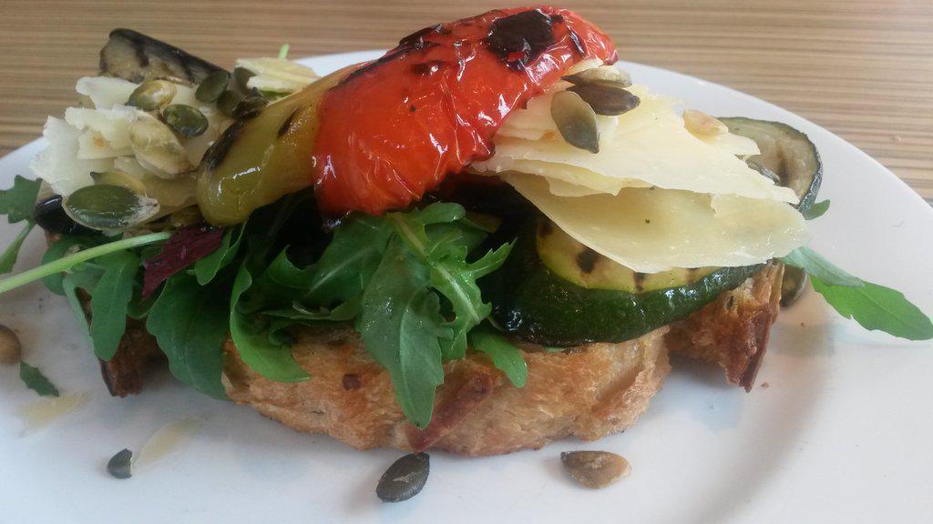 Nieuw bij piccalilly: Bruschetta! Nu met gegrilde groente, oude kaas en pompoenpitten. Kom #lunchen op #Papendorp