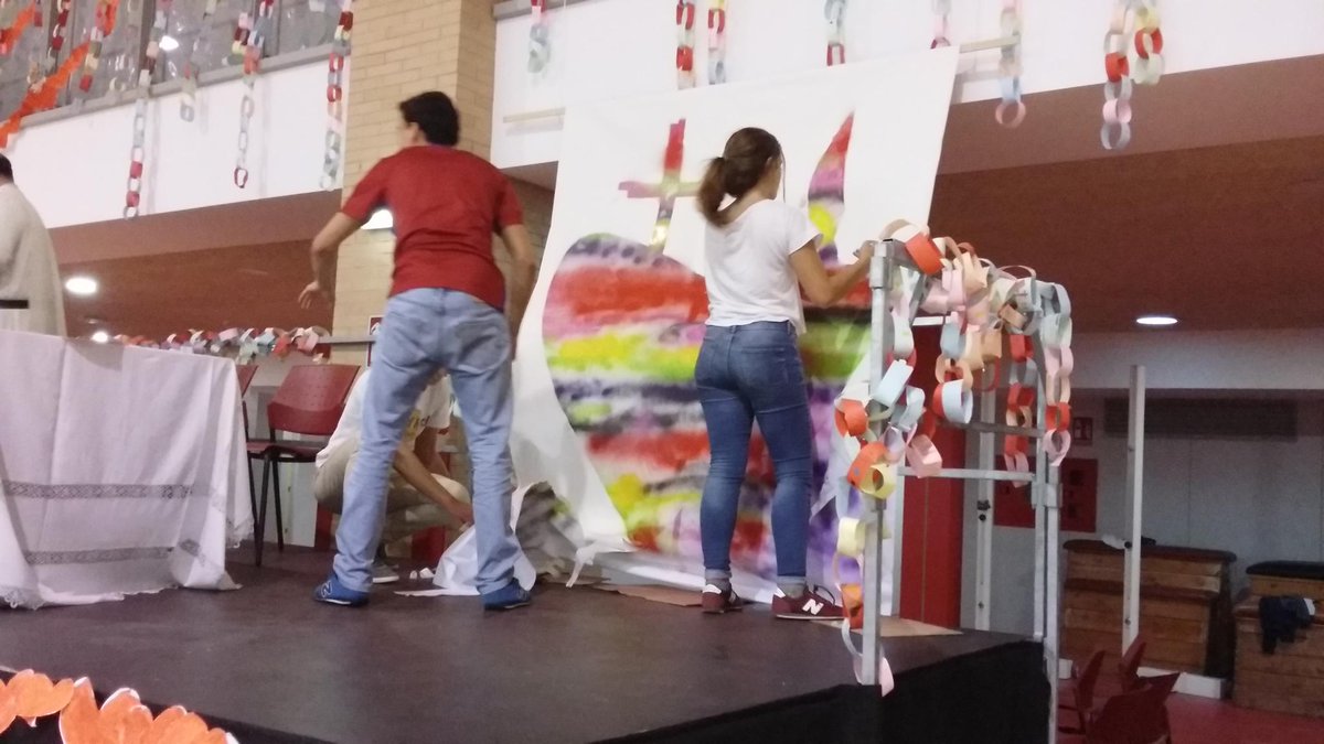 SanJoseSSCC's tweet photo. Todo el colegio, juntos, en una celebración que nos da la bienvenida al curso @SanJoseSSCC http://t.co/e5Dsz6vOov