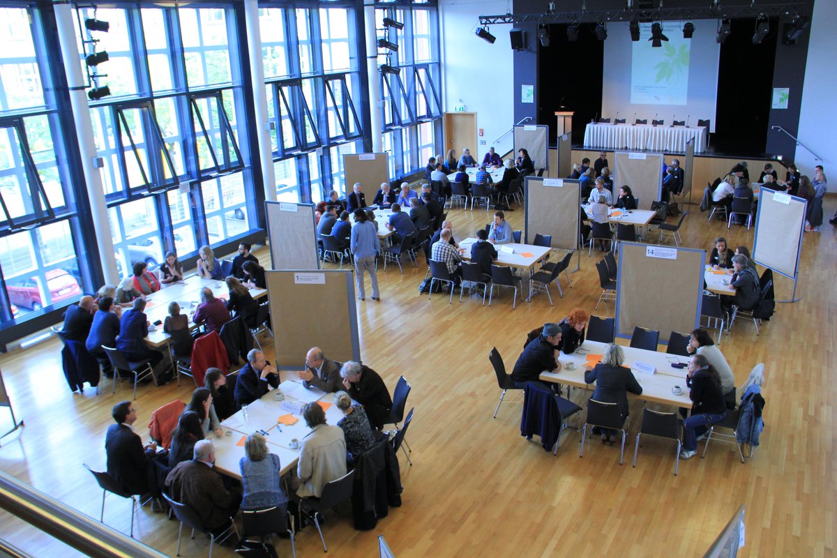 #CannJu2015 Hier ein aktuelles Bild der Tischbesetzung, alle Tische sind gute frequentiert #cannabis #Frankfurt