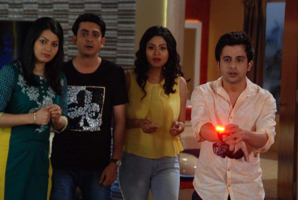 akhlaquekhan07's tweet photo. Remote uthao.. @SonyTV  lagao ...we are coming at 9:30
@ActorUrmilaT @SanyuktaTimsina http://t.co/B6CsDKPL81