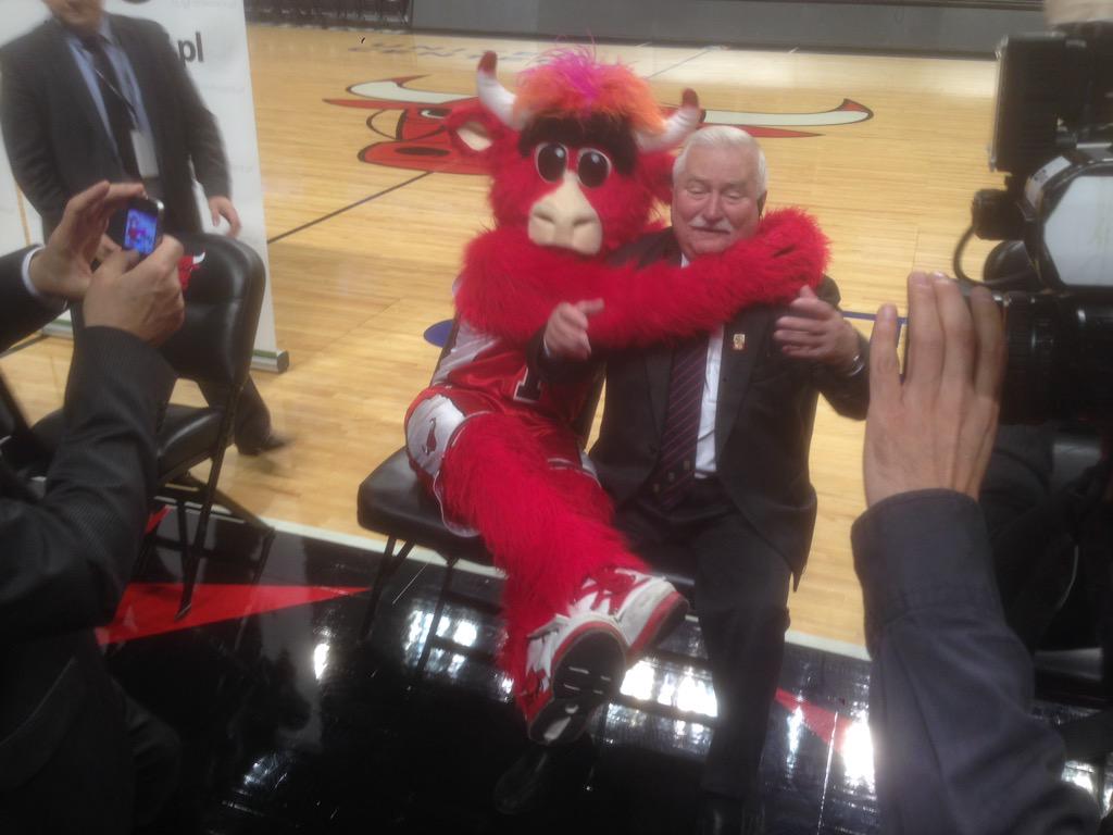 DannyEcker's tweet image. Former Polish President Lech Walesa is here at United Center for team's new sponsor event. Benny doing usual shtick.