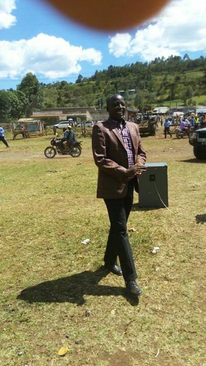 onesmaslangat's tweet photo. @BikapNandi: Hon. Julius Melly arriving at Maraba to hand over licences to bodaboda cyclists @onesmaslangat http://t.co/UfbHqVUN7Y