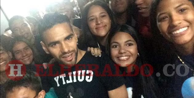 elheraldoco's tweet photo. #LunesDeportivo: ‘El Tigre’ @FALCAO llegó a Barranquilla y lo enjaularon http://t.co/bBBmfghkjJ http://t.co/lBA1xoRCqi