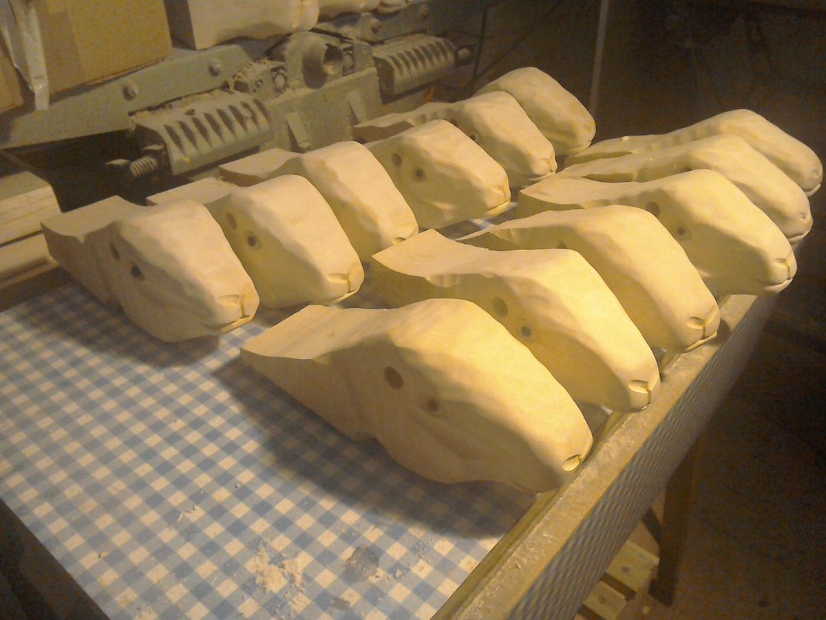 Sheep_seats's tweet photo. A benchfull of Blondes! Some will get Herdwick coats,others will have soft and silky cream ones. #havingmorefun! http://t.co/4DaPvkj8hh