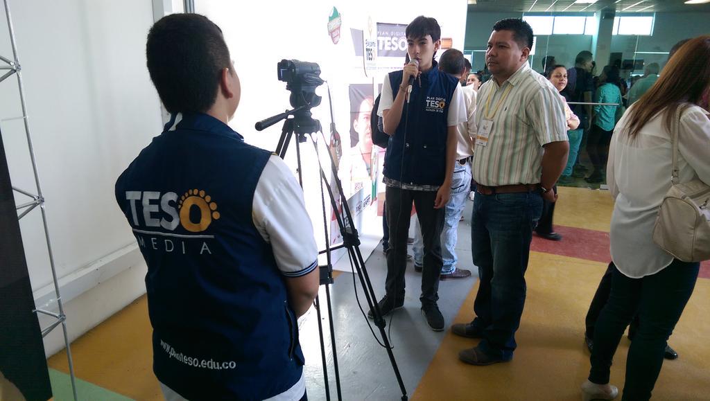 juanfer1404's tweet photo. Los estudiantes de #TESOMedia hacen el cubrimiento del 3er #EncuentroTESO #SoyTESO @PlanTESO http://t.co/LGgKjoKVPY