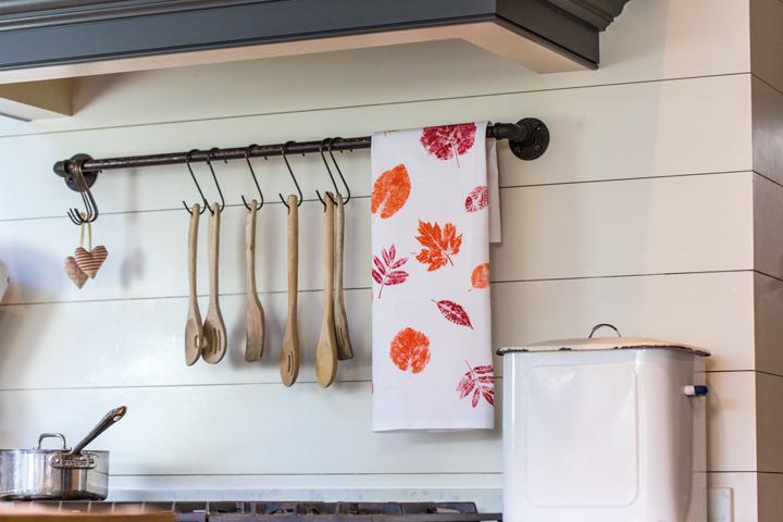CraftDailyUK's tweet photo. We love this leaf printed tea towel – learn how to make it and bring the outdoors in with @heartzeena tonight at 9! http://t.co/6TbYoHR95i