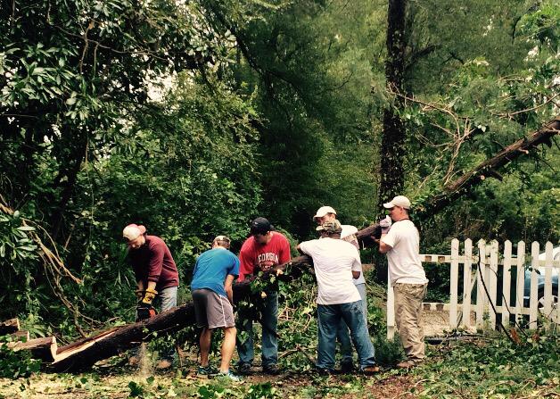 SelfResidency's tweet photo. Our Resident Physicians working together to clean up some storm damage.  #Community#AtSelf http://t.co/K3fcwaFVgQ