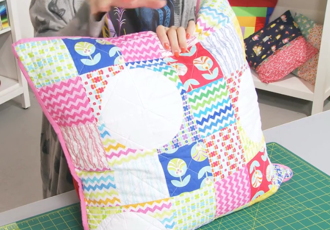 CraftDailyUK's tweet photo. Conquer your fear of curves – Katy Jones shows you how (and you'll get a nice cushion for your efforts!) #quilting http://t.co/dcYMsXBRr0