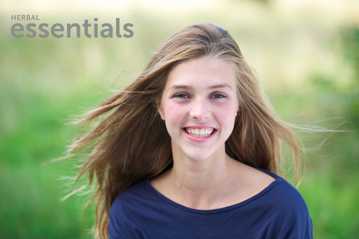 Девочка улыбается. Красивые лица девочек подростков. Smiling 18. Француженка очень мило улыбается улыбается. Женская улыбка минимализм.