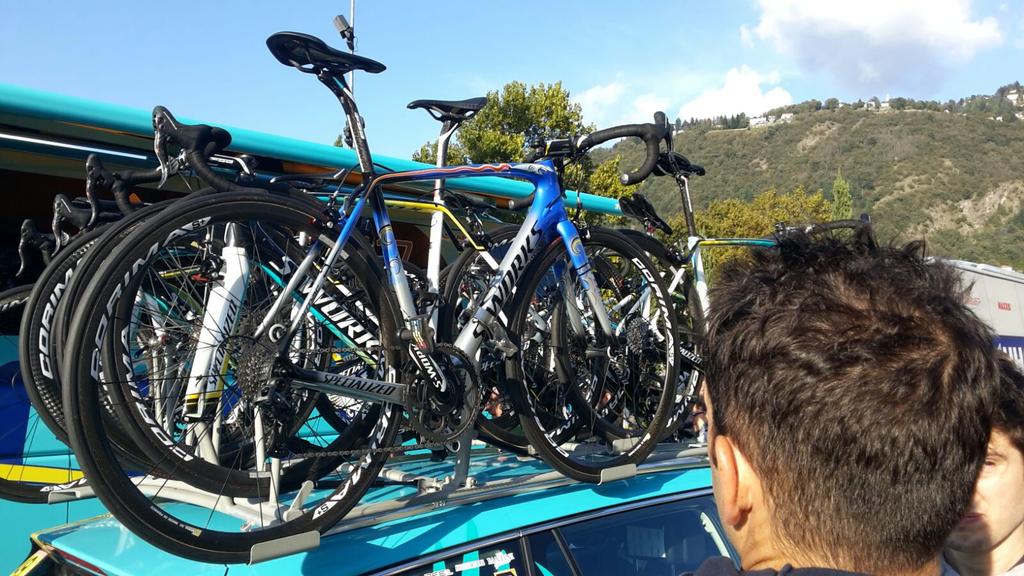 Brio23's tweet photo. La bici personalizzata di Vincenzo Nibali #girodilombardia #specialized #iamspecialized #sharckattack #como #sworks http://t.co/UwaSXjgHO2