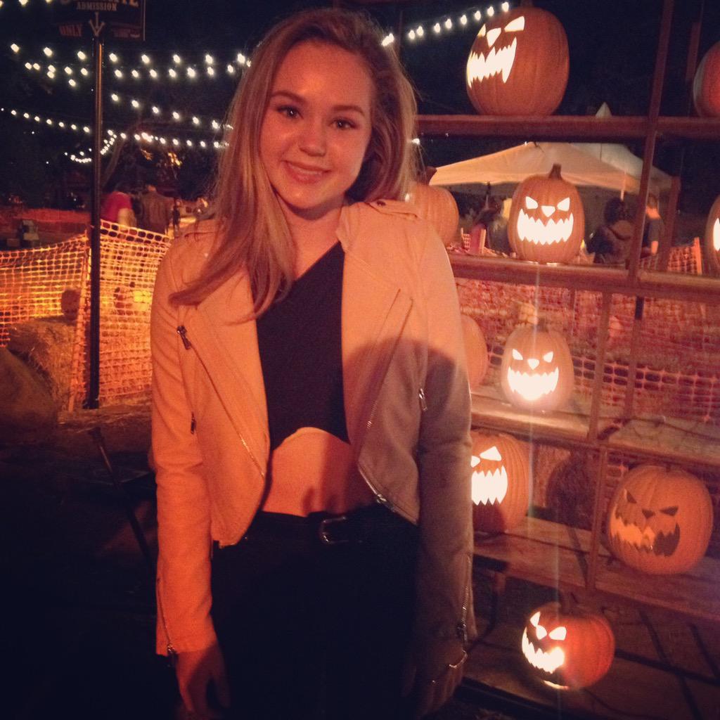 younghollywood's tweet image. Thanks @Brecbassinger for being our host at @Losangeleshaunt last night! Full vid coming soon! #HauntedHayRide ❤️🎃❤️