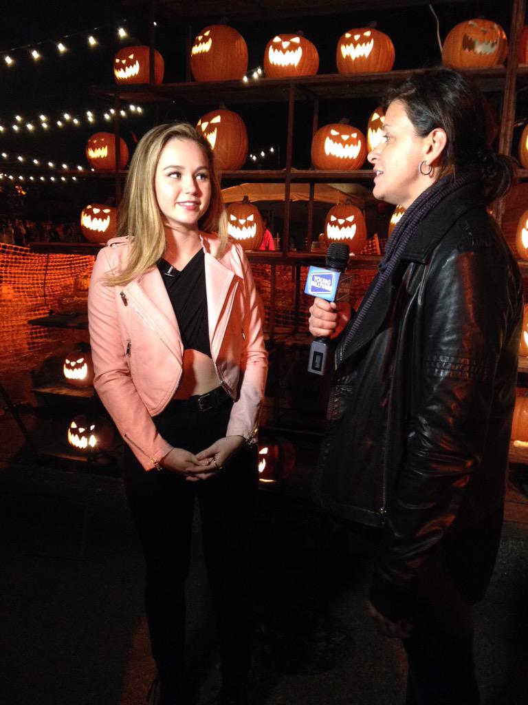 younghollywood's tweet image. Thanks @Brecbassinger for being our host at @Losangeleshaunt last night! Full vid coming soon! #HauntedHayRide ❤️🎃❤️
