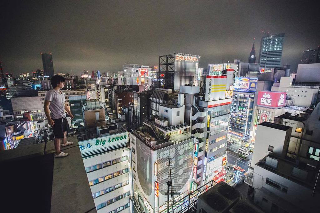 ampisound's tweet image. So Tokyo. @yuutarou1001 watching over the city. #Tokyo #Japan #city #rooftop #ontheroofs #… ift.tt/1VzzyfS