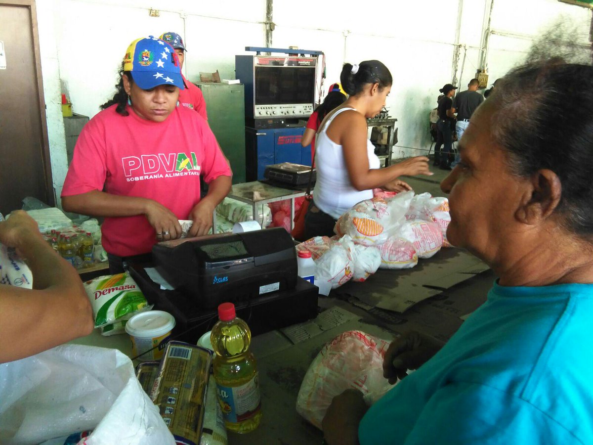 PDVAL_OFICIAL's tweet photo. 15 Mercados Comunales en @Pdval_Lara benefician 4Mil Familias larenses con 51MilKg de alimentos. @Minppal_Lara http://t.co/cjfnvAkFJy