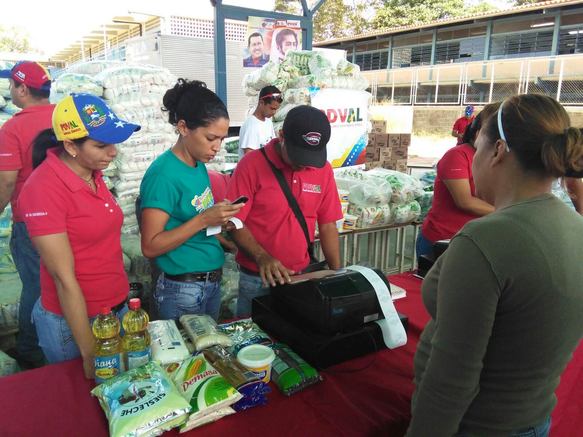 PDVAL_OFICIAL's tweet photo. 15 Mercados Comunales en @Pdval_Lara benefician 4Mil Familias larenses con 51MilKg de alimentos. @Minppal_Lara http://t.co/cjfnvAkFJy