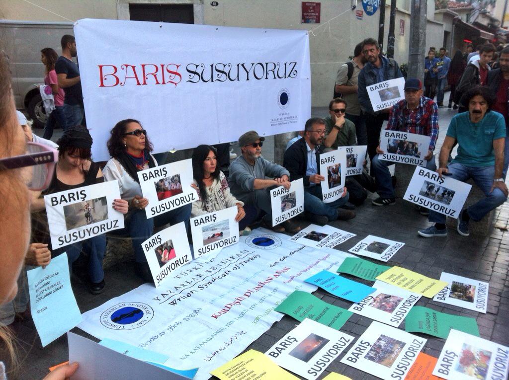 Yazarlar ve şairler bugün Kadıköy'de 
"Barış Susuyoruz!" dediler...