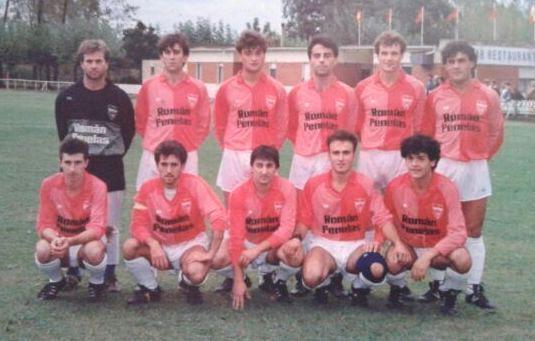 VeguellinaCF's tweet photo. 25 AÑOS DESPUÉS, MISMA FOTO, MISMA EQUIPACIÓN. HOMENAJE A ESA PRIMERA PLANTILLA Y FUNDADORES DEL CLUB.
#25Aniversario http://t.co/sHBCmDid2A