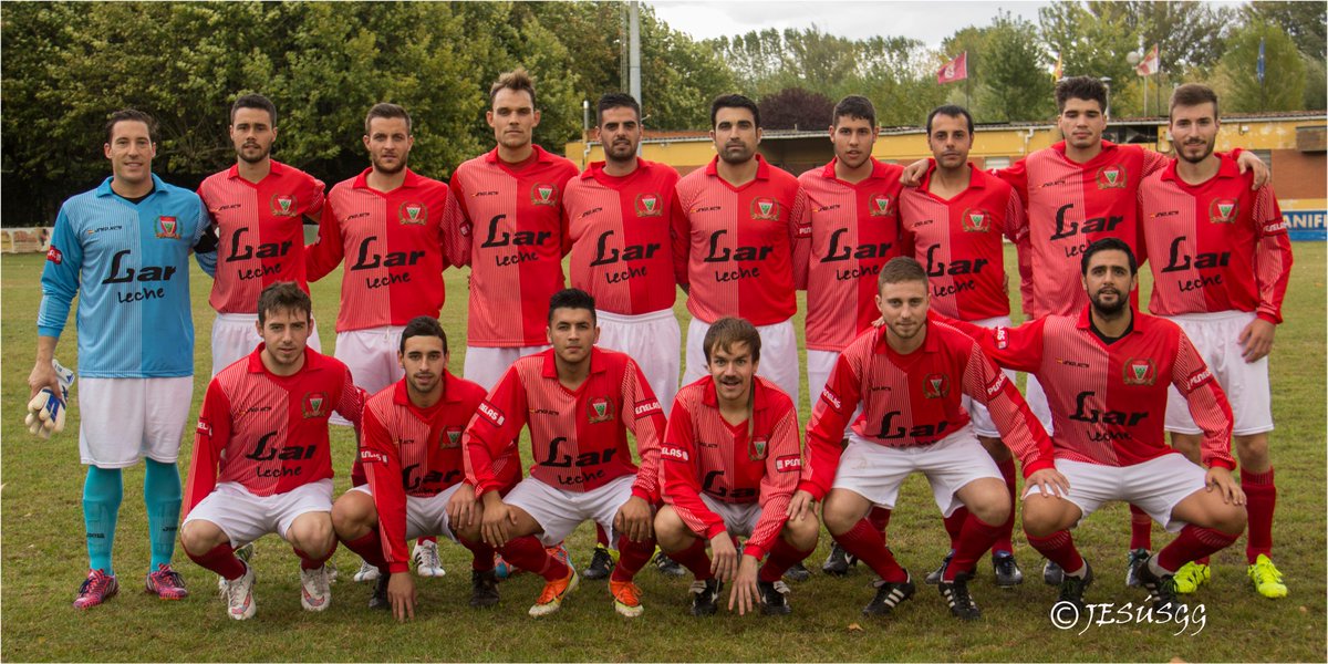 VeguellinaCF's tweet photo. 25 AÑOS DESPUÉS, MISMA FOTO, MISMA EQUIPACIÓN. HOMENAJE A ESA PRIMERA PLANTILLA Y FUNDADORES DEL CLUB.
#25Aniversario http://t.co/sHBCmDid2A