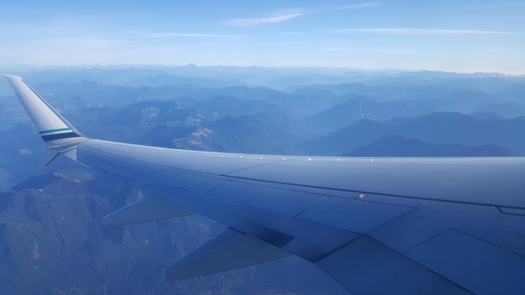 BusymamaJames's tweet photo. #iflyalaska over the Cascades. 737-900, 34 to O'Hare http://t.co/gdgaFpAiDd