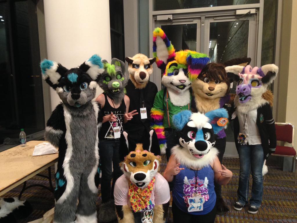 BaileyAlien's tweet photo. Glad I got this picture of us right before the rave! I love making new friends! #RealmsCon2015 #furrsuit http://t.co/CFYuTb5wP3