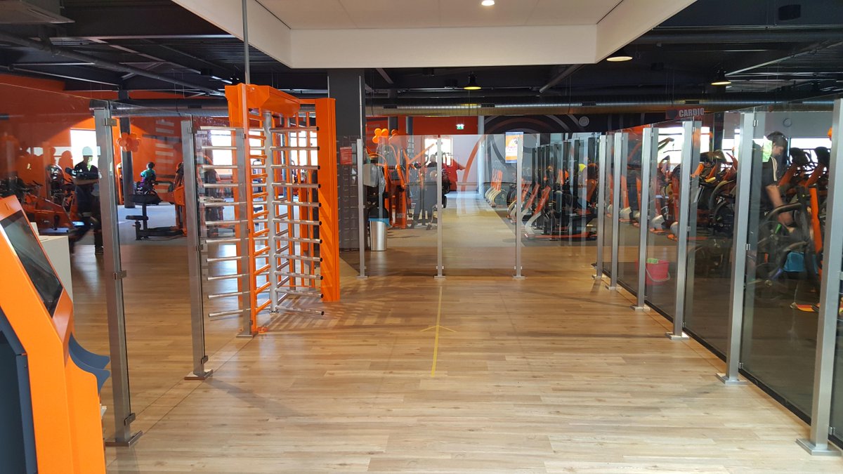 Stijlvolle glaswanden van RvS en glas mooie combi.