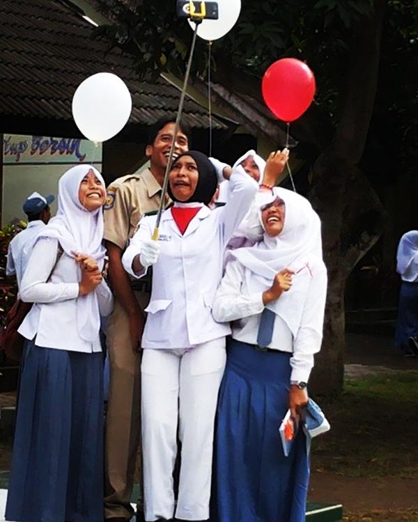 Indah0124's tweet photo. Kadang orang lain diam-diam mengabadikan apa yang kita lakukan 😃😃😃 http://t.co/ztBSpWthxf