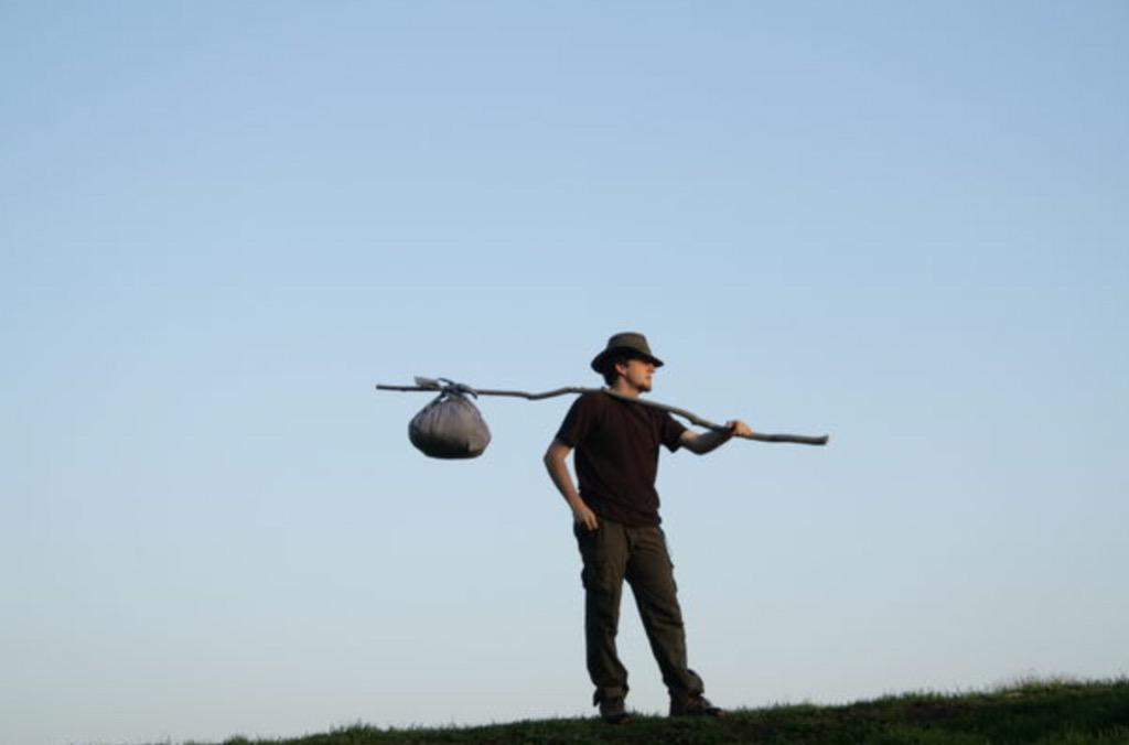 TvEOfficial's tweet photo. That's me coming back from the supermarket with my shopping just now!! #bindle #nobagnoproblem http://t.co/FkPAEqpTLc