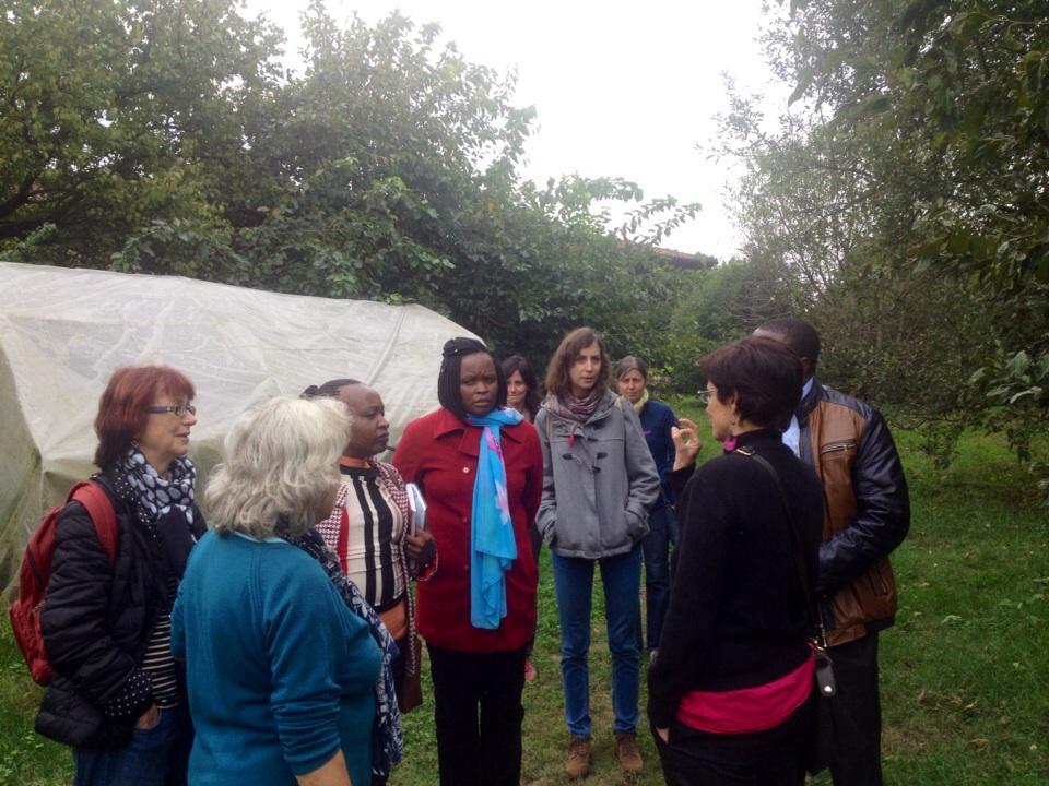amrefit's tweet photo. La delegazione del #Kenya in visita a #CascinaSantaBrera: come si usa un #TapTrap? http://t.co/tccKcn4TGT