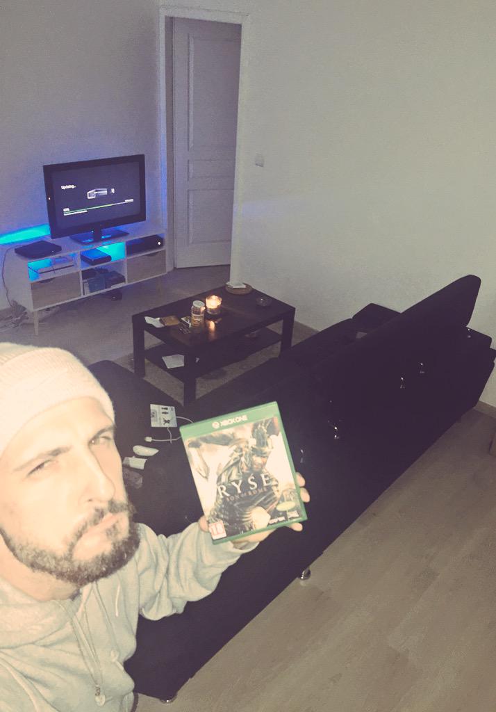 Sackzi's tweet photo. Je vais enfin pouvoir test Ryse ! Et en prime dans mon petit salon tout neuf 😍 http://t.co/RynKooJqKc