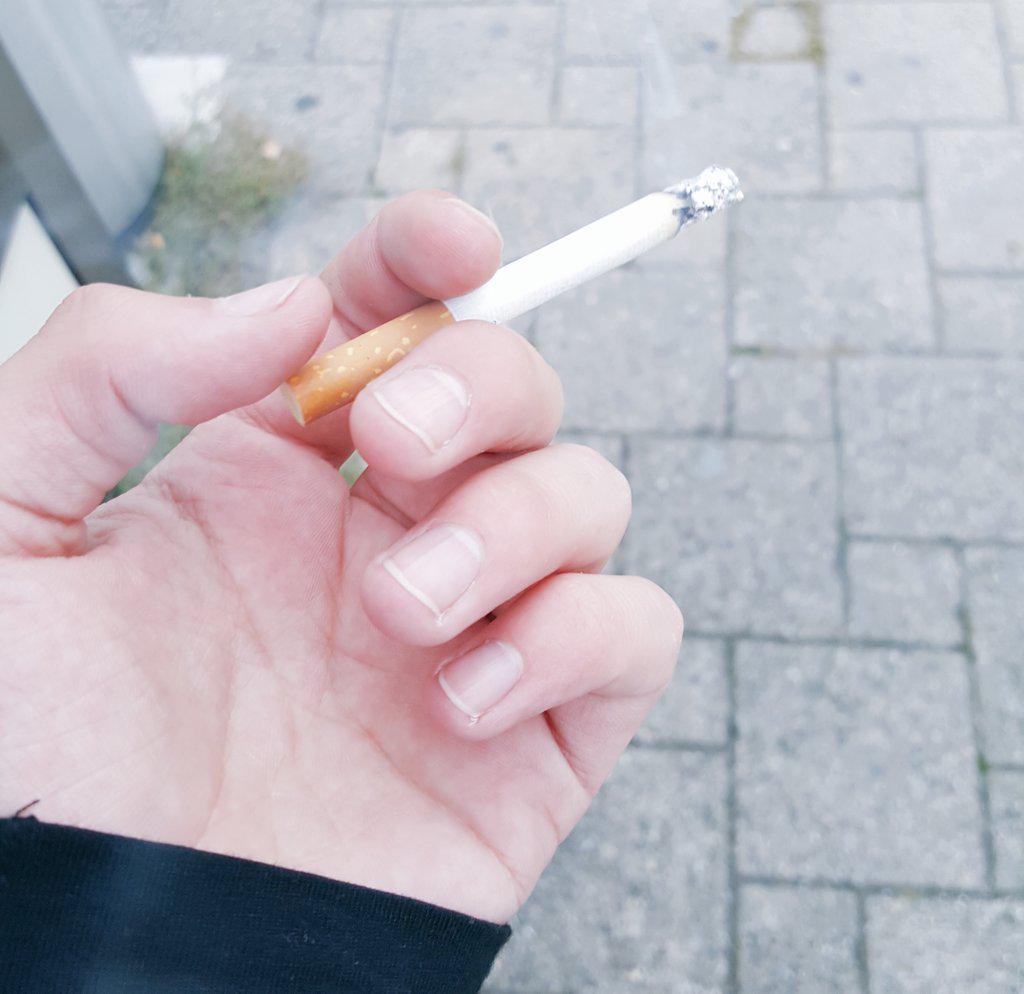 "Du hesch mir doch letschtmal e zigi geh, da nimm 2" 
Völlig fremde nachme halbe jahr..