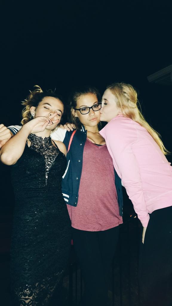 lilemyxrose's tweet photo. I think I got lucky ending up with friends like these #bombassnight http://t.co/xtRqKnyCkh