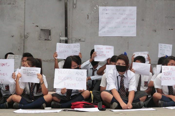 sutzalian's tweet photo. students protest against 3 bills of #ManipurBurning govt 
@humansofny @Rita_Banerji @R_Bastola #TribalUnrest http://t.co/iB4GHhvWnz