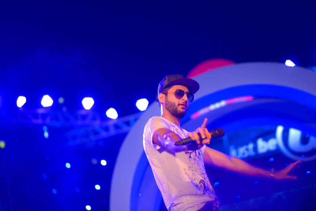 MuznaEbrahim's tweet photo. Bilal Saeed rocking the stage at the #UwithinFundraiser @Bilalsaeedmusic @BenchRoad_Show @Diffthinking2 @bizmaxtv http://t.co/z3boCkLreF