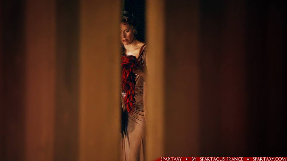 spartaxy_com's tweet photo. • She holds my reply. Go to her...And see it delivered ► http://t.co/TzuVTVs2W5 #spartacus #godsofthearena http://t.co/njIwGzY4bv
