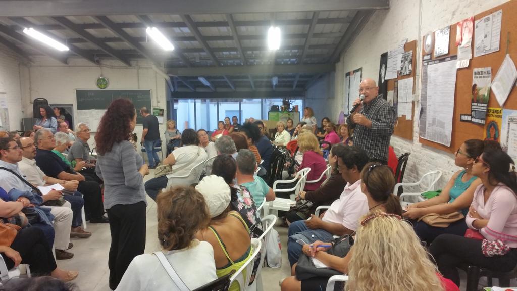 PAH_BCN's tweet photo. Ara mateix, el nostre compah Sebas després de signar #dacio 0 amb @blackstone ens contagia a totes de #PowerPAH !!! http://t.co/idjTMStTaD