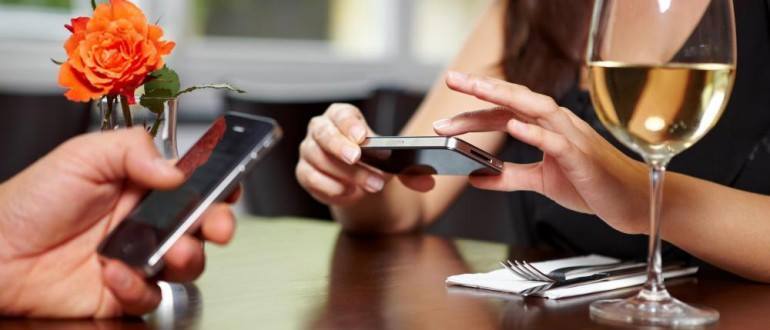 Let's settle this once and for all! Texting, tweeting, Facebooking from the table: Yay or nay?