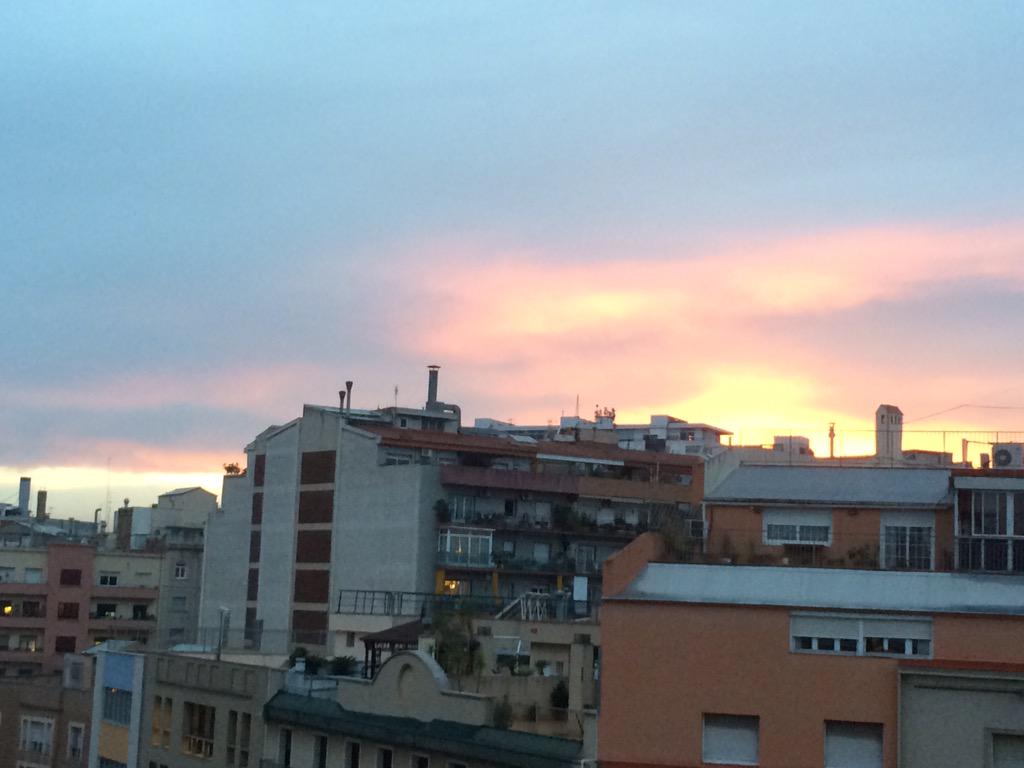 EcoEmocional's tweet photo. Bell #captard a Barcelona. El #cel ens regala colors. Mirem amunt prou sovint? http://t.co/5dwjBCOSU8