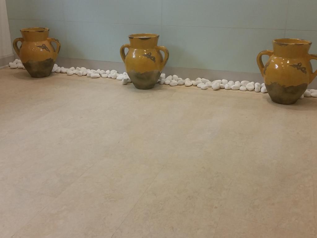 thepocketduke's tweet photo. Love how the vases have identical aging marks. #tryingtoohard http://t.co/nyZRRvDCis