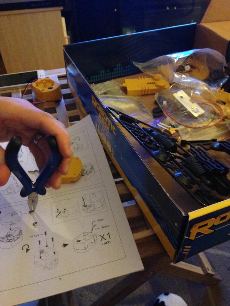JustJen_wd's tweet photo. Building a robot arm. Typical Monday evening @hackferencebrum @jr0cket http://t.co/lptRcdwCsW