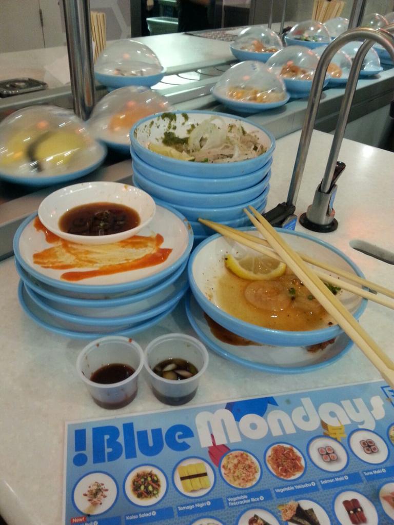 jakeyellw's tweet photo. @YOSushi #YOBlueMondays #amstuffed #worthit #nailedit http://t.co/h7jYZBS3zU