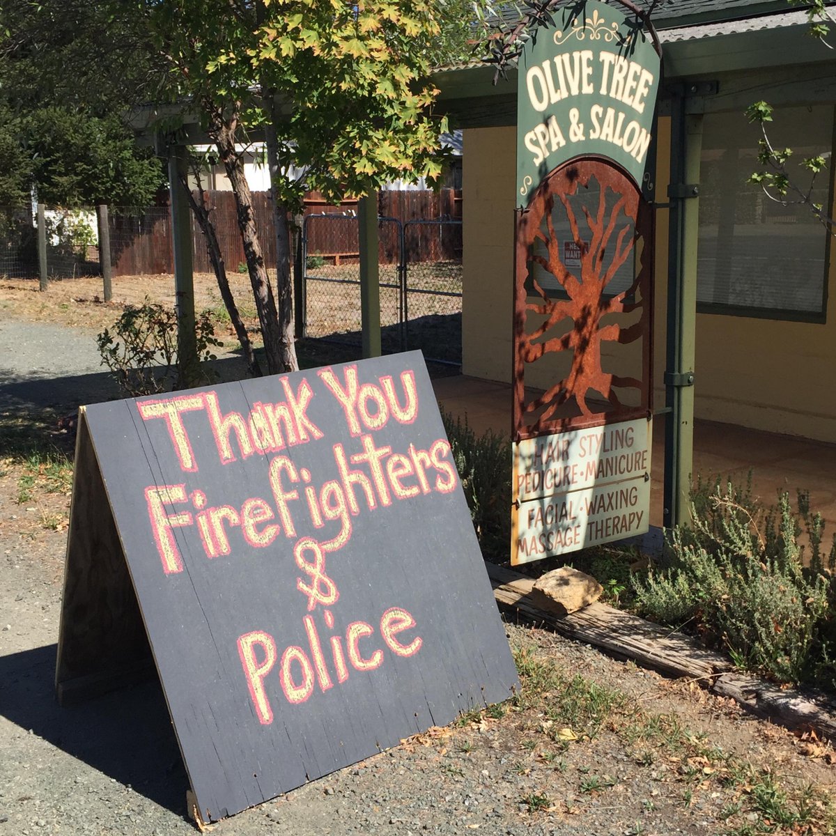 LakeCoRising's tweet photo. The lady who own this salon in Middletown lost her home in the #ValleyFire &amp; yet she is thankful. #truegrace http://t.co/lDObTg46Wc