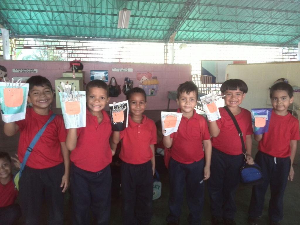 CEINGuatireZ's tweet photo. @mescolarzamora elaborando más títeres, celebrando la #EducaciónInicial #Titereteando http://t.co/86D8mgFOUO
