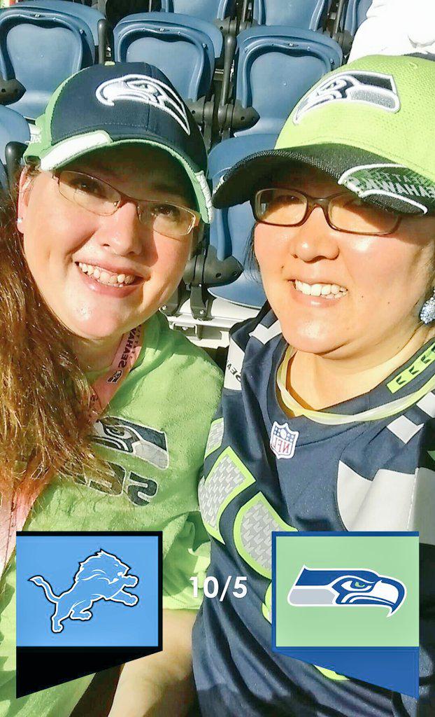 sako_thirty's tweet photo. We're ready for some football!! 💙💚#GoHawks #12s #LOB #MondayNightFootball #12sTakeover #DETvsSEA http://t.co/bX154Y9fTa