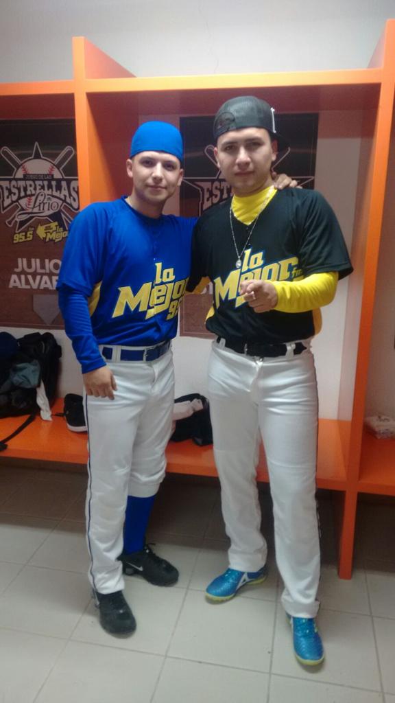 b_ranchoviejo's tweet photo. Hermanos y rivales ni pedo carnal @vincenelnino @GABYBRV1 y  el rey @juliobrv puro equipo negro plebes http://t.co/XhS2GGKux8