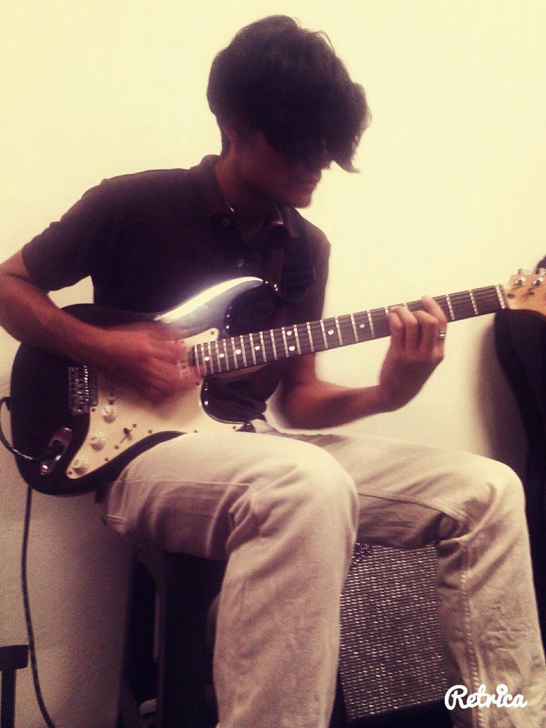 eleguitarplayer's tweet photo. Se producen temas musicales y se hacen piezas para teatro, coreografias etc 😊!! Informacion por DM o 04243473877 http://t.co/WLusltZ9A2