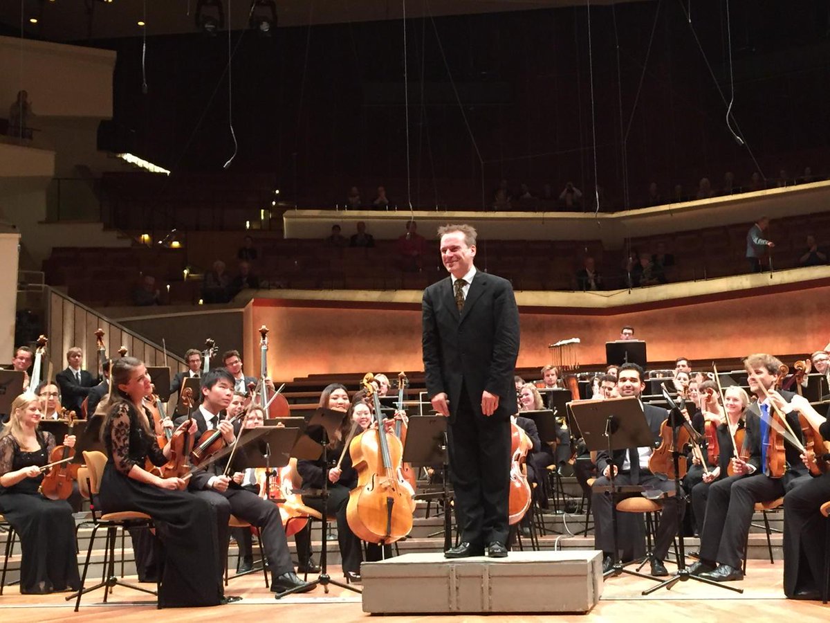 OpheliasCultPR's tweet image. Kein Opa-Sound:  @DasZukunftsorch / Jonathan Nott begeistern w/ Burckner 9 die @BerlinPhil #Bombenstimmung