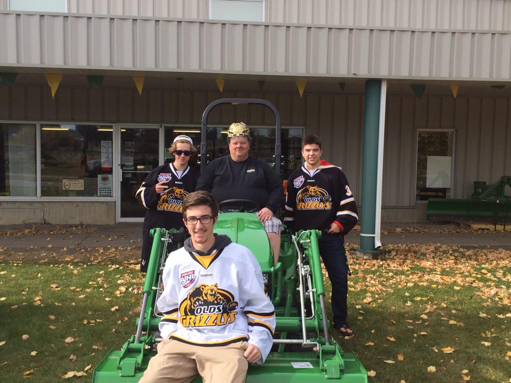 JamesMillzy27's tweet photo. Thanks to Jason at John Deere #rowtheboat#werowasone #rule14connect http://t.co/h5ZtCJB1dh