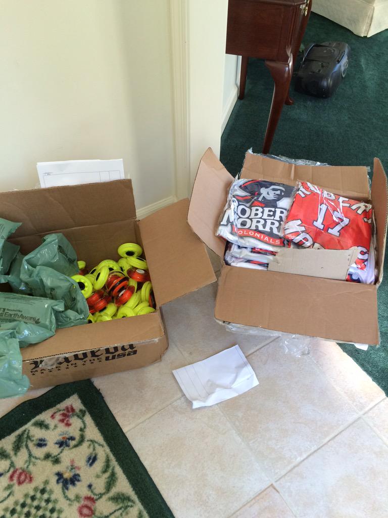 RMURollerHockey's tweet image. It's like Christmas morning! Jerseys and wheels are in 😍