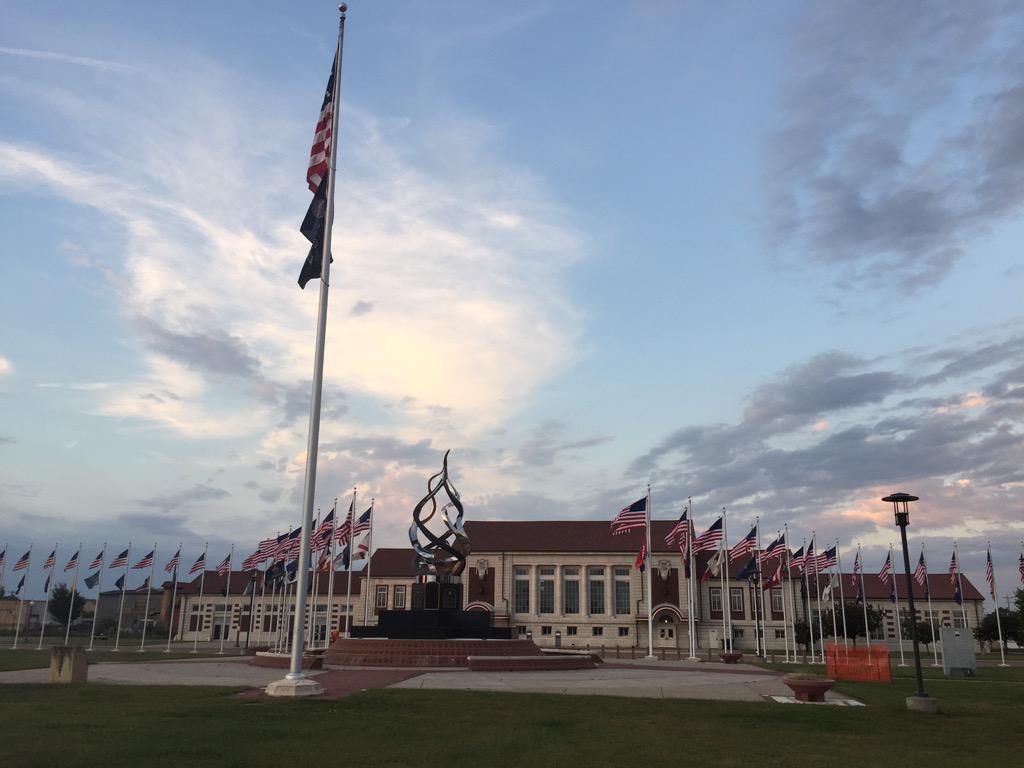 Bluereacto's tweet photo. #Topeka #KansasStateCapitol @ritzbar81 #UStour2015 πΊπΈ http://t.co/KakxEknvas