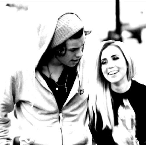 WAIT SHIT #MCM IS THIS SLUT WHO YA NEED TO DO SOMETHING DRASTIC TO GET ATTENTION SMH @dcrkarts_  randomly found this